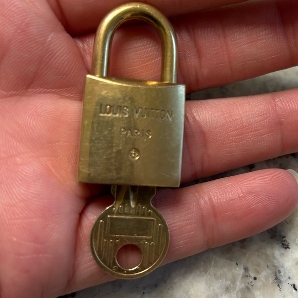 Louis Vuitton ✨RARE ✨Bright 🔆 Gold Padlock and Key #206 - Picture 4 of 5